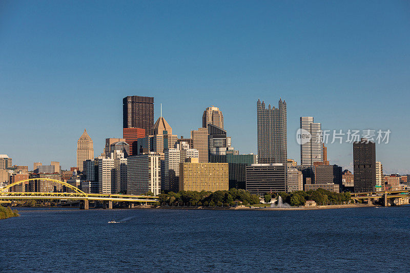 匹兹堡的城市景观，宾夕法尼亚州。背景中的阿勒格尼河和莫农加希拉河。俄亥俄河。拥有摩天大楼和美丽天空的匹兹堡市中心