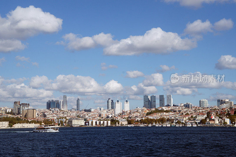老伊斯坦布尔在海滩上，新伊斯坦布尔在后面