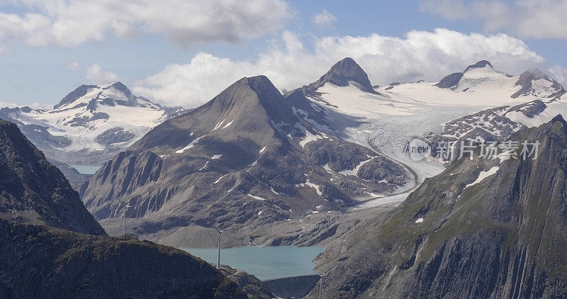 冰川山脉和风力涡轮机池塘
