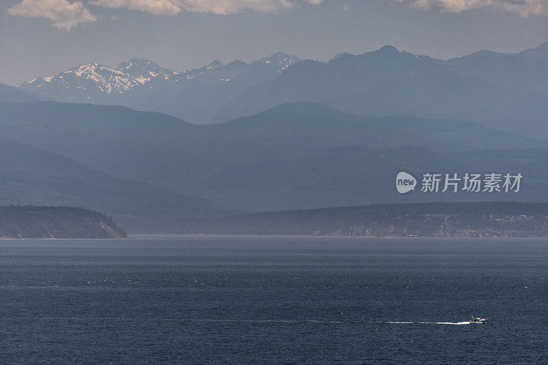 华盛顿州奥林匹克半岛上奥林匹克山脉的柔和图像。