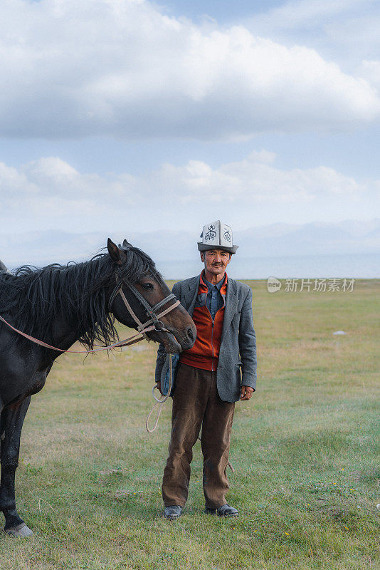 帐篷附近骑马的老人的肖像