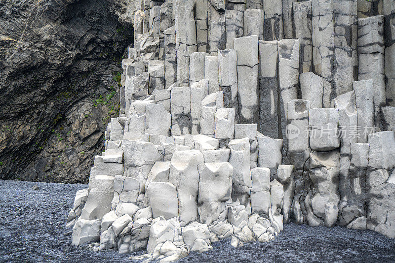 冰岛雷尼斯菲加拉黑沙滩上加达玄武岩柱。
