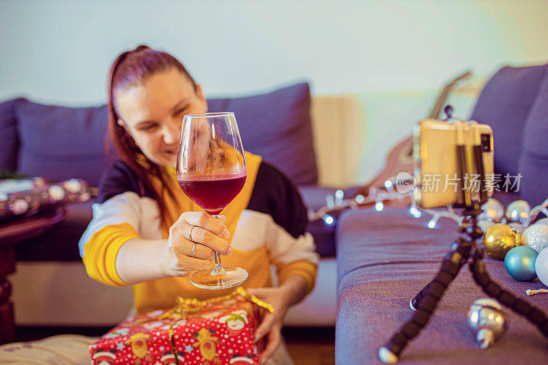快乐的女人与她的国外朋友通过视频电话庆祝节日，一杯红酒