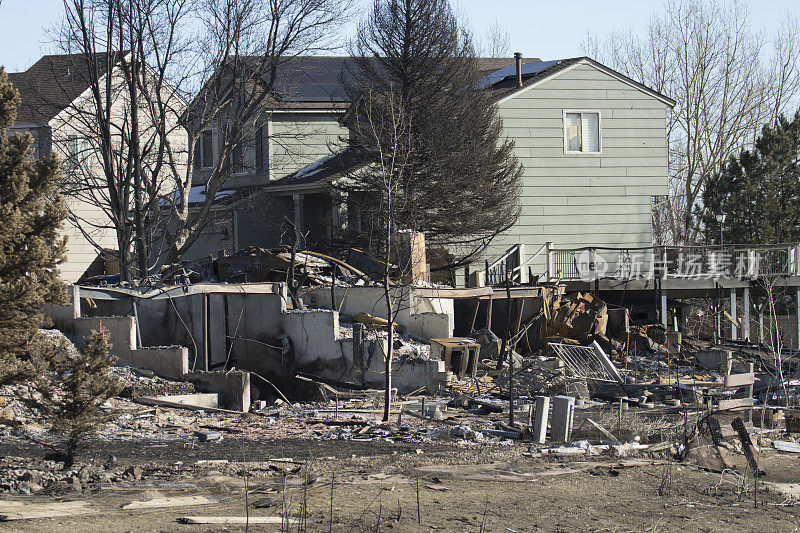 马歇尔大火烧毁了科罗拉多Superior的两层住宅街道