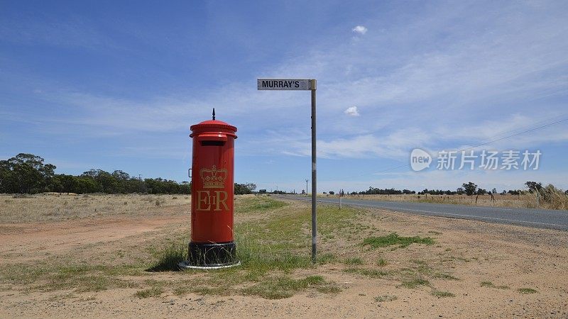 澳大利亚内陆公路在炎热的一天与废弃的英国红色风格ER邮筒或邮箱在沙漠