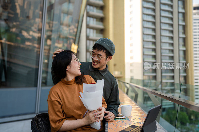 女友收到男友送的情人节礼物。