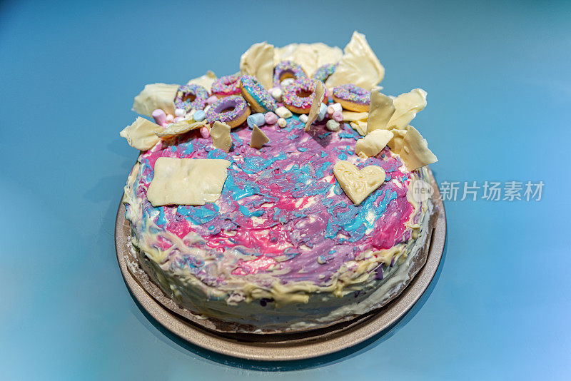 彩色生日蛋糕，小甜甜圈和巧克力糖霜