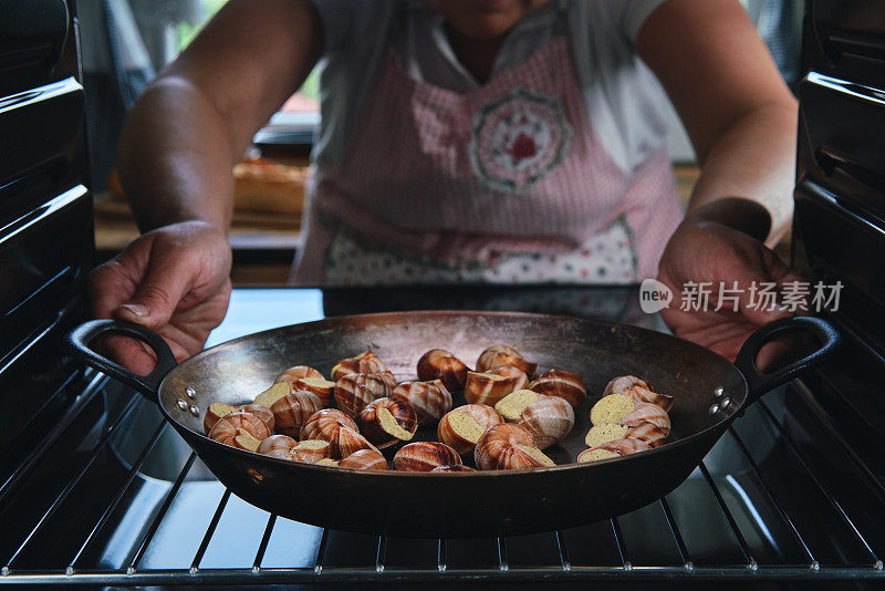 用香草黄油准备法国蜗牛