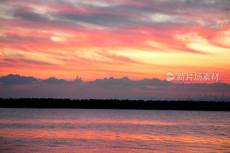 九州别府湾清晨的红天空