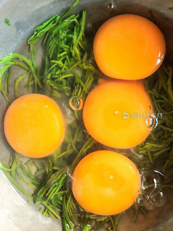 准备烹饪攀藤蔬菜煎蛋卷-食物准备。