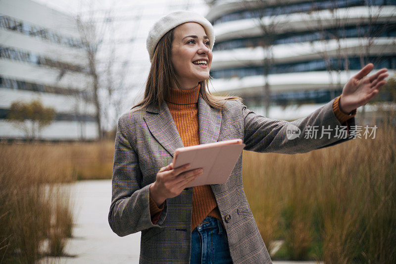 拥有数码平板电脑的女商人