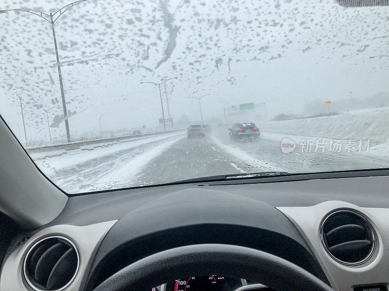 暴风雪在高速公路