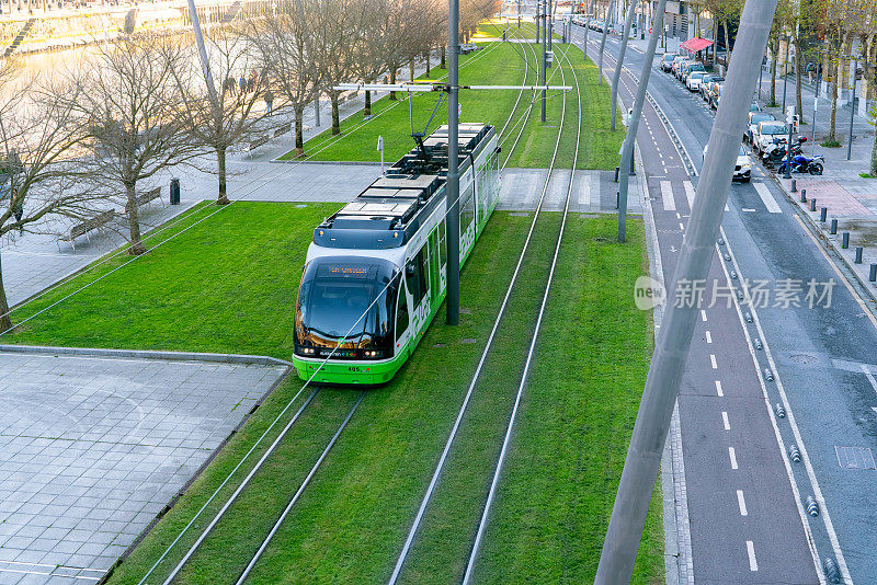 尤斯科特兰市有轨电车在有轨电车轨道上运行。欧洲的现代交通。智能城市。上面的城市ram河附近的视图。电动汽车。绿色交通工具。