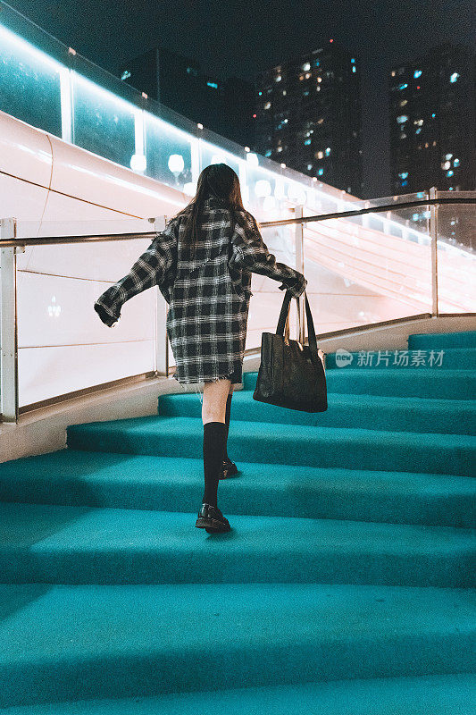 亚洲女人在晚上爬楼梯