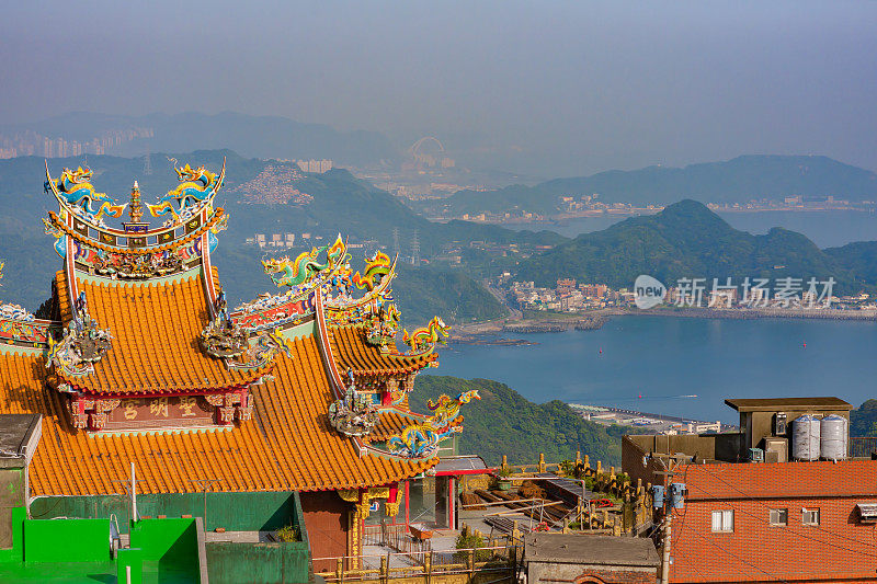 台湾九分市一座佛教寺庙的屋顶上装饰着五颜六色的装饰
