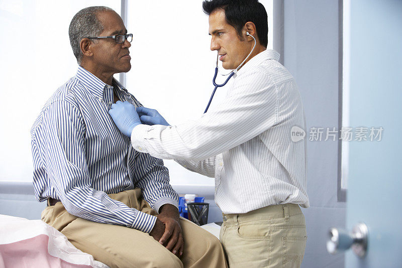 医生用听诊器给病人听诊心脏