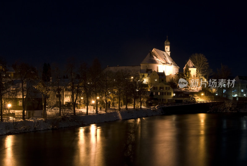 Füssen德国在夜晚与莱赫河和教堂