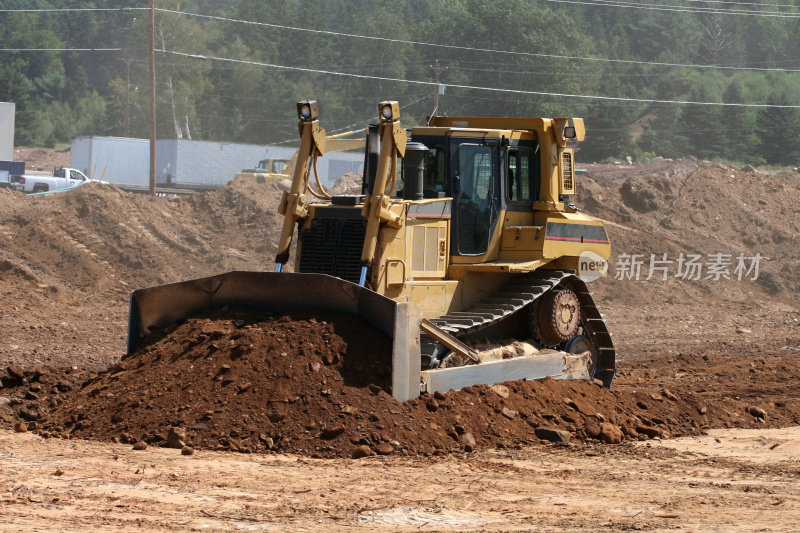 推土机在施工区域铲土