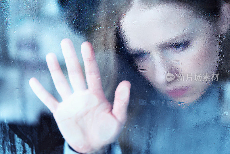 雨中的窗边，忧伤忧伤的女孩