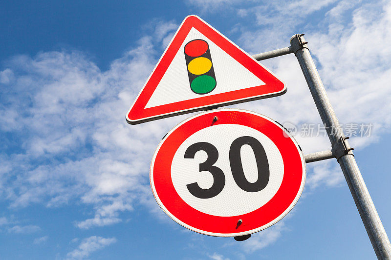 交通灯和车速限制每小时30公里