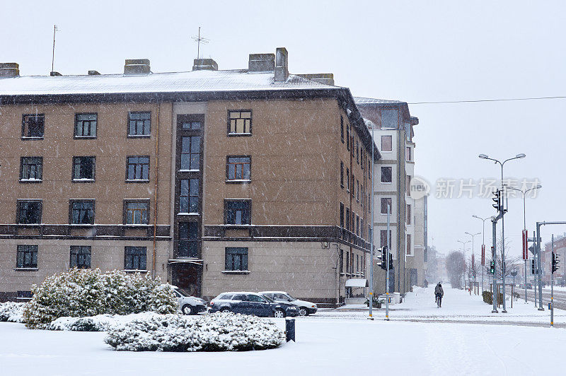 雪落在城市的街道上