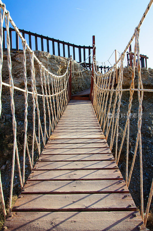 由木板制成的绳索桥