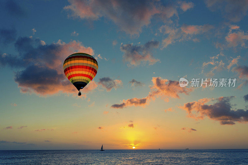 海面上日落的热气球