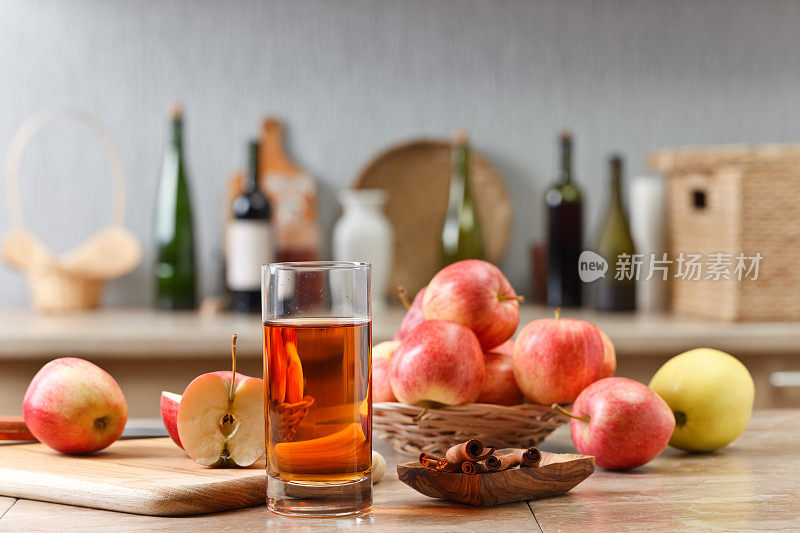 一杯苹果汁和熟透的粉红苹果