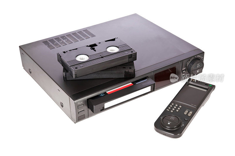 旧录像机和磁带隔离在白色