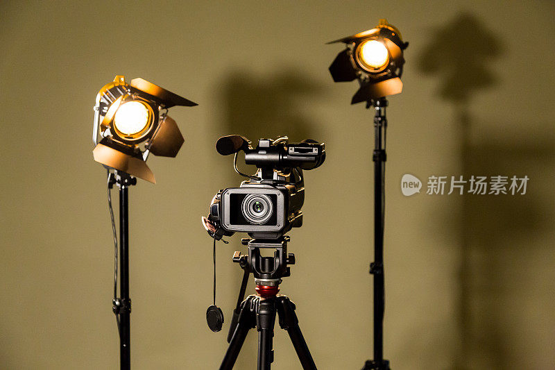 摄像机和两个菲涅尔透镜的聚光灯。