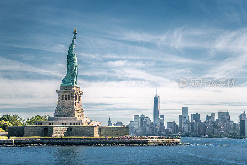 自由女神像和纽约曼哈顿