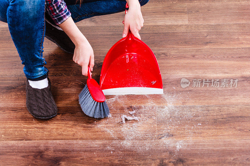 清洁女工在清扫木地板