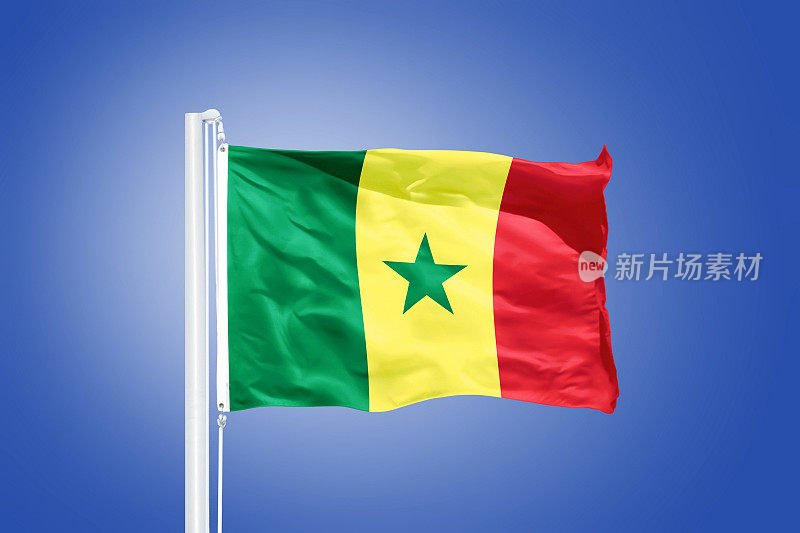 蓝天下塞内加尔国旗飘扬