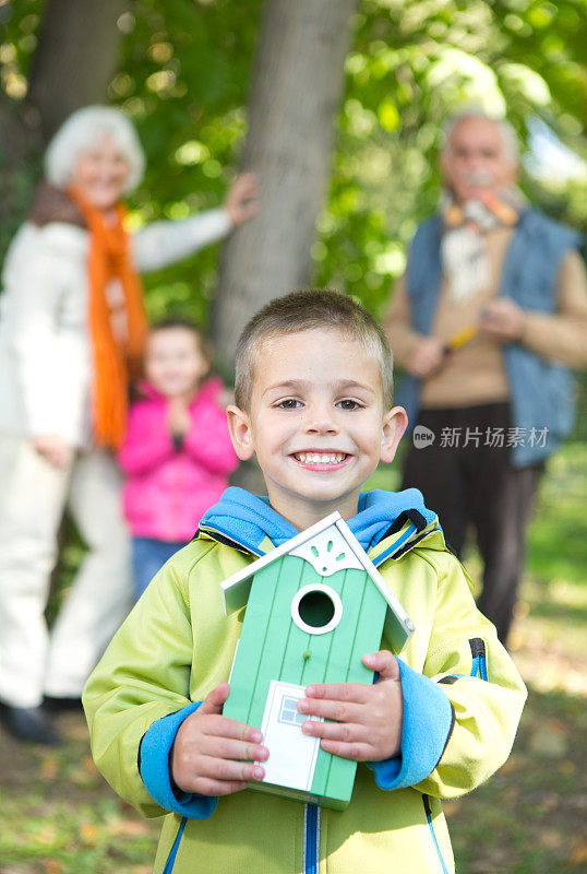 祖父母带着孙子孙女在公园散步。