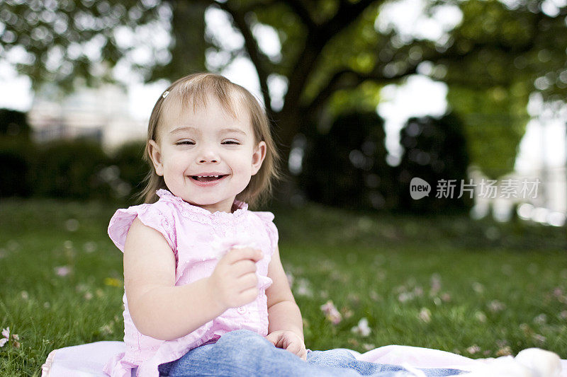 可爱的小宝贝女孩在公园笑，拷贝空间