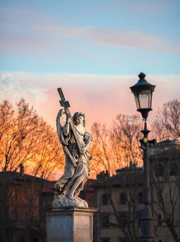 意大利罗马，圣安杰洛桥，日落时分的天使