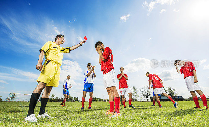 裁判给足球运动员红牌。