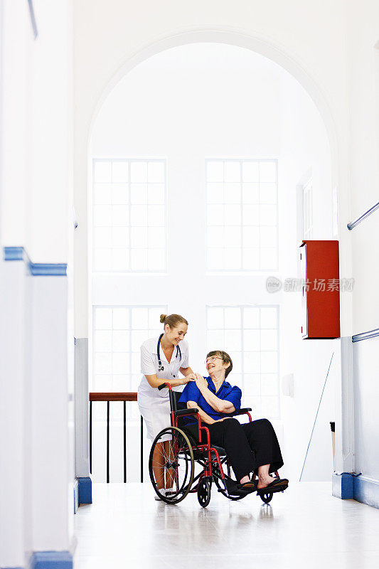 护理护士和轮椅上的老年病人之间的亲密时刻