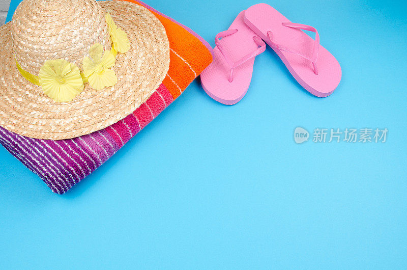 人字拖配太阳帽和沙滩浴巾