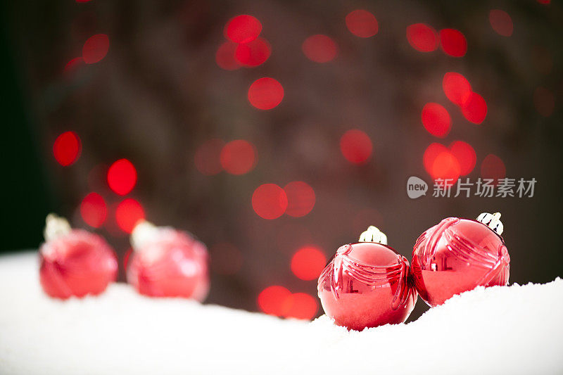 雪地里的红色小玩意儿