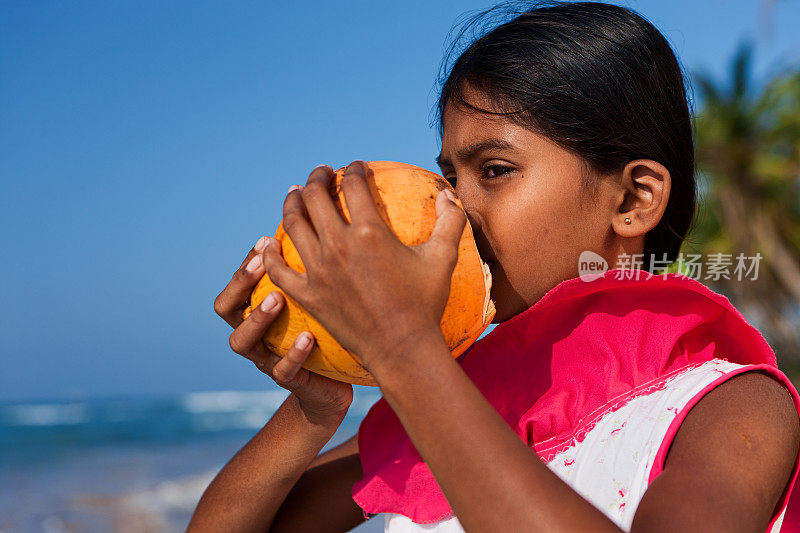 斯里兰卡小女孩和椰子的肖像