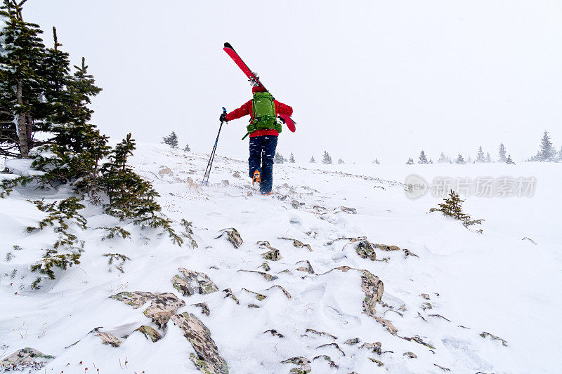 徒步旅行雪多风的山脊偏僻滑雪