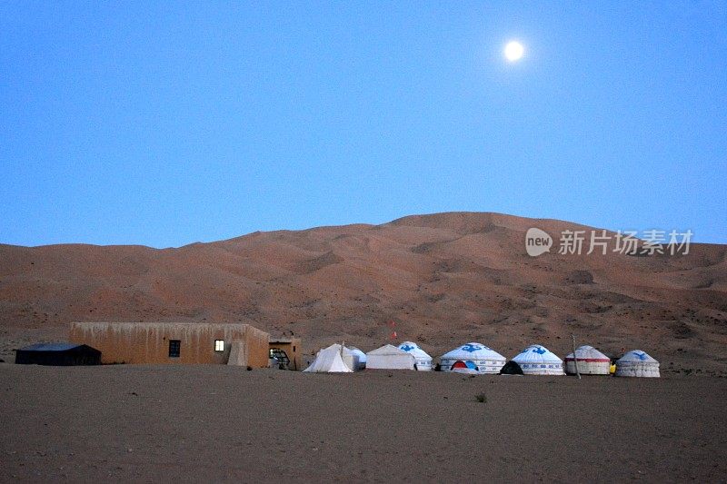 巴丹吉林夜晚的蒙古包