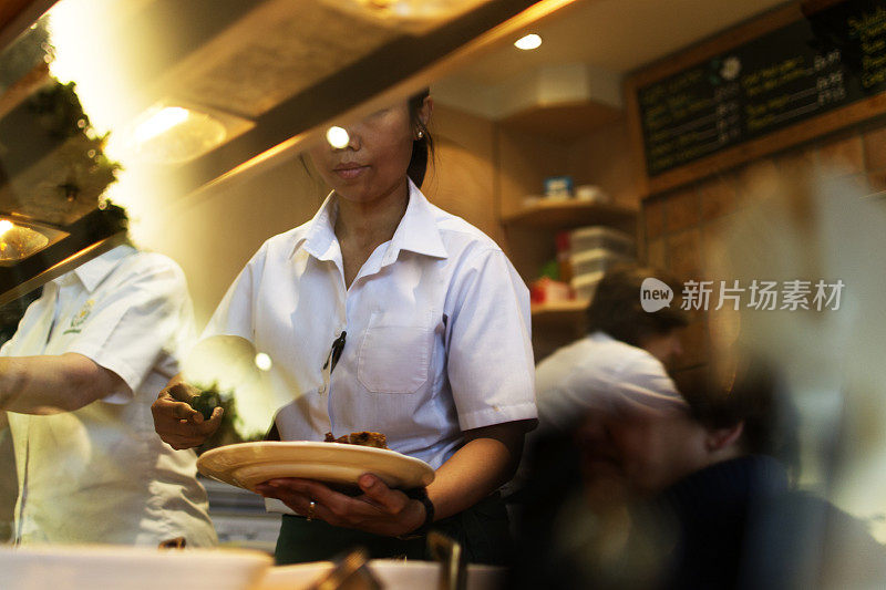 食物从柜台后面供应