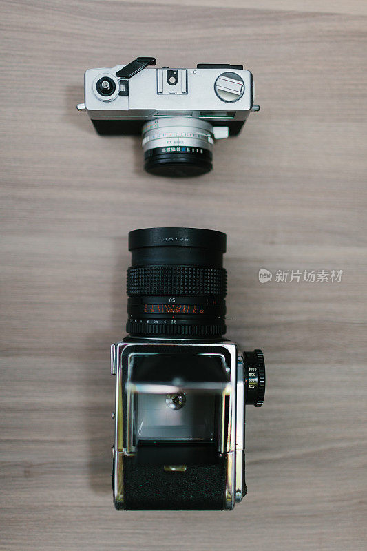两个老式或复古相机