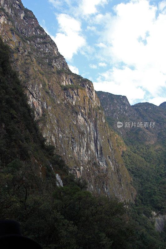 秘鲁:阿瓜斯卡连特斯地区的安第斯山脉