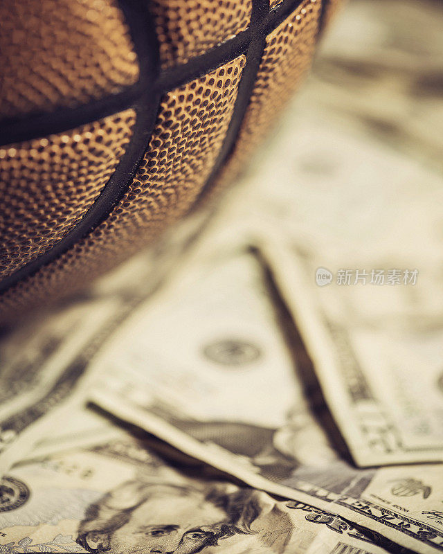体育和赌博概念。用美元打篮球。