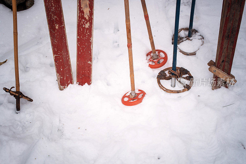 雪地里的旧滑雪板