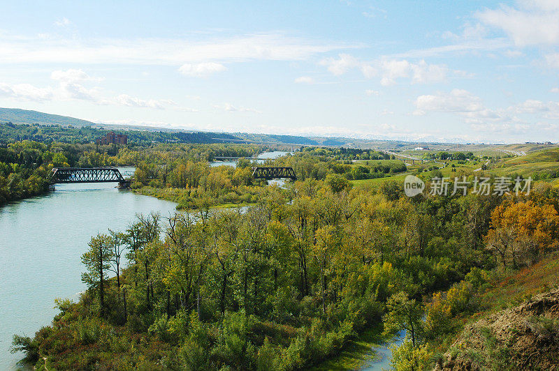 俯瞰加拿大阿尔伯塔省卡尔加里的弓河