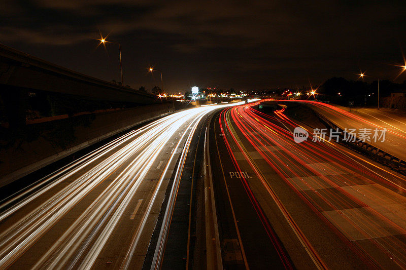 夜间交通繁忙的高速公路